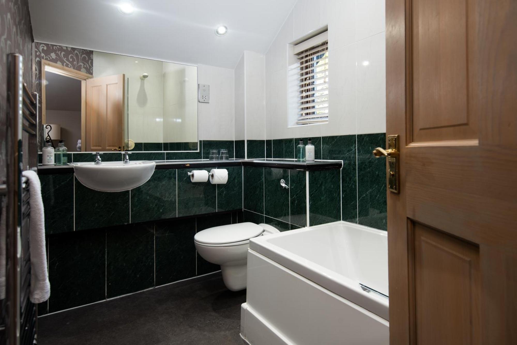 אמבלסייד Windermere Rooms At The Wateredge Inn מראה חיצוני תמונה